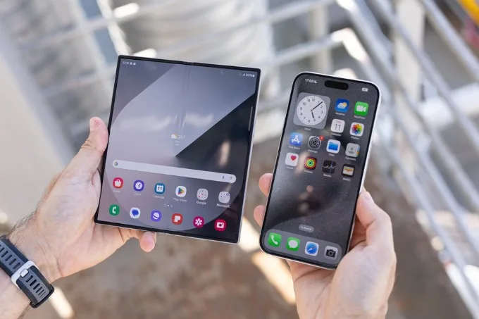 So sánh Galaxy Z Fold 6 và iPhone 15 Pro Max về màn hình