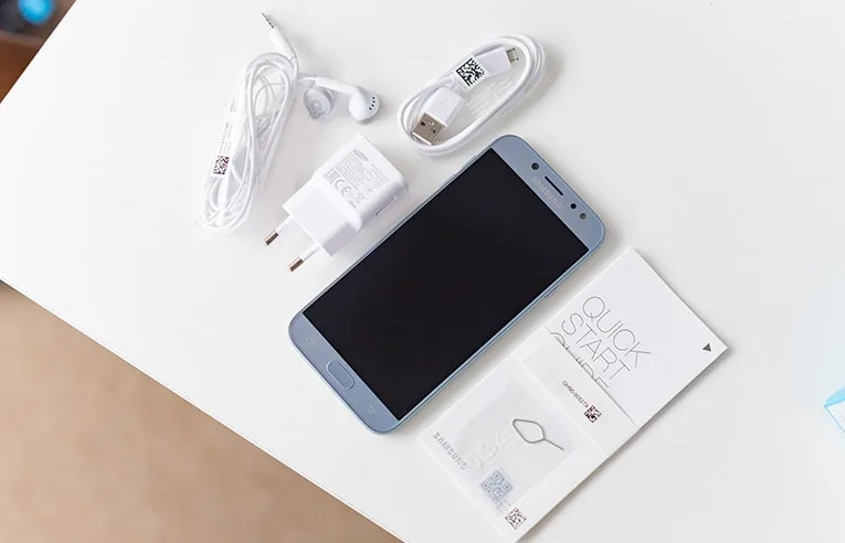 Trên tay J7 Pro , hộp máy bao gồm : thân máy, cáp sạc, củ sạc, tai nghe, sách hướng dẫn, kim lẩy sim
