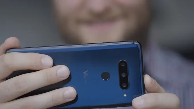 LG-V40-ThinQ-so-huu-3-camera-o-mat-sau-XTmobile