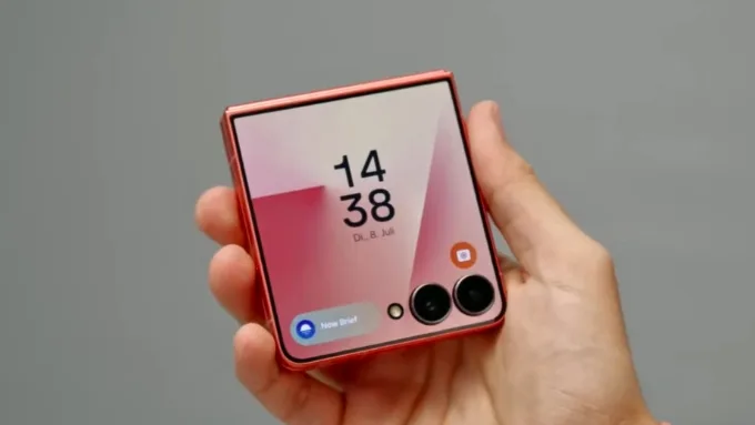 Galaxy Z Flip 8 mang đến sự tinh chỉnh rõ rệt về kiểu dáng so với Galaxy Z Flip 6