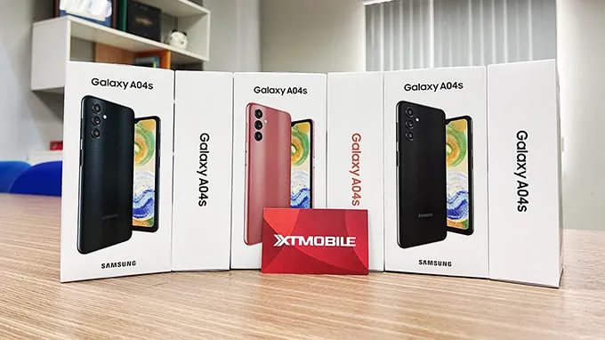 Galaxy A04s được trang bị hệ thống 3 camera trong khi Galaxy A04 chỉ được tích hợp 2 ống kính