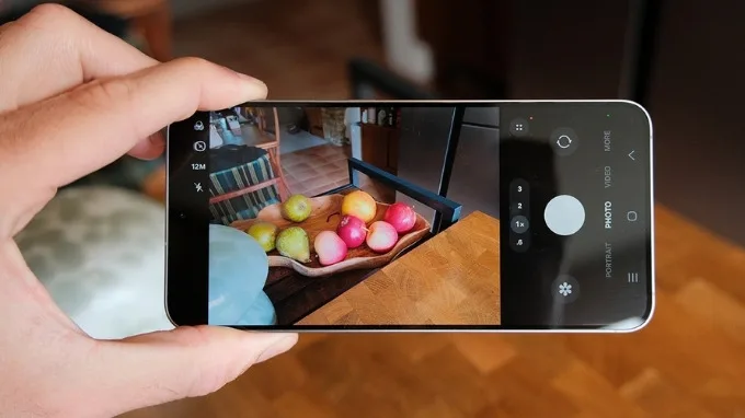 Galaxy S25 giữ truyền thống của dòng Galaxy S với hệ thống camera được cân chỉnh