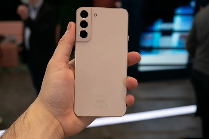 Samsung Glalaxy S22 Plus so sánh với iPhone 13 Pro ngoại hình