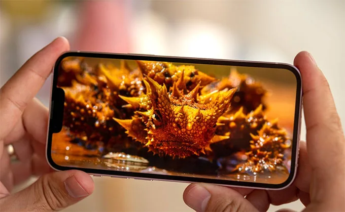 màn hình Super Retina XDR OLED 6.1 inch trên iPhone 13