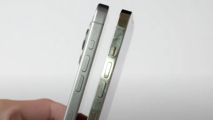 Nút Action Button trên iPhone 15 Pro (trái) và công tắc gạt trên iPhone 13 Pro (phải)