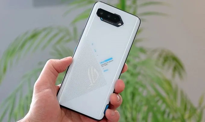 Tuy không quá quan trọng nhưng ROG Phone 5 có camera sau tốt hơn