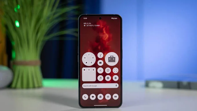 Nothing Phone (2) sử dụng màn hình dạng đục lỗ 