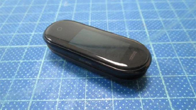MiBand 4 này sẽ được thiết kế với khung hình chữ nhật cùng phần viền khá dày