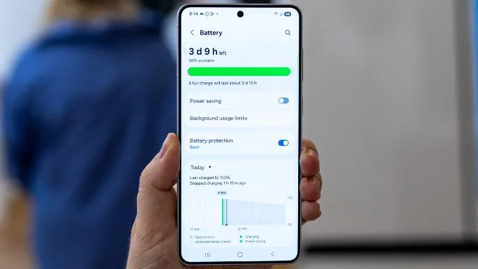 So sánh Galaxy S25 Edge và iPhone 17 Air về pin sạc