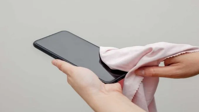 Lau khô cổng sạc và phụ kiện bằng khăn mềm