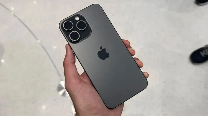 iPhone 15 Pro và iPhone 15 Pro Max màu titan đen