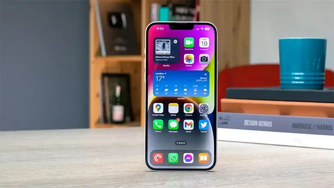 iPhone 14 cũng đi kèm với tấm nền OLED có tốc độ làm mới 60Hz
