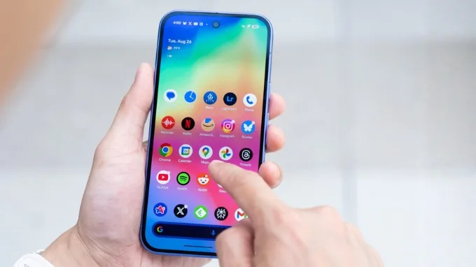 Về phía Google Pixel 10, máy sử dụng màn hình OLED với cùng kích thước 6.3 inch