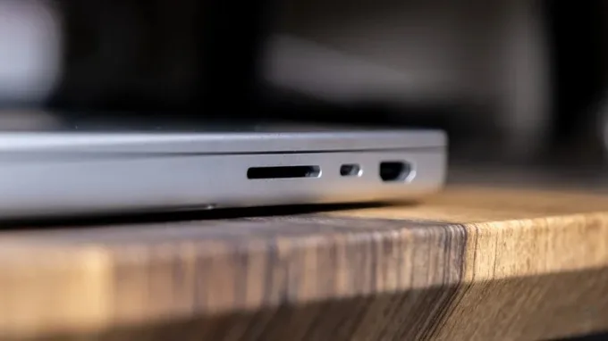 Một điểm mạnh khác trong thiết kế của MacBook Pro là hệ thống cổng kết nối phong phú