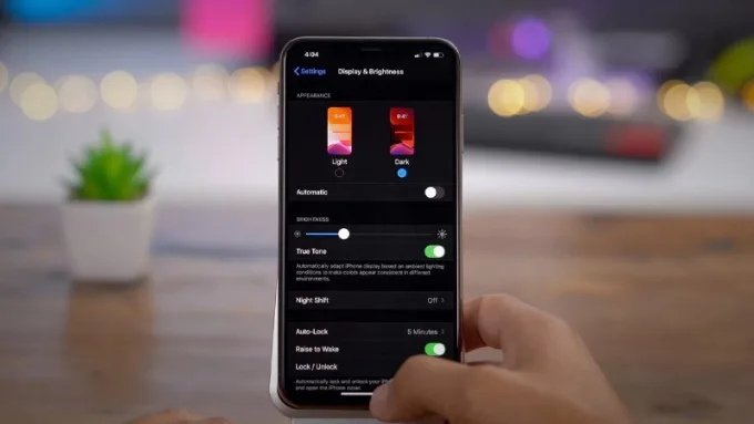 Dark Mode là tùy chọn giao diện trên iPhone cho phép chuyển nền sáng thành nền tối