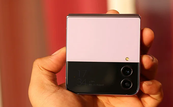Galaxy Z Flip 4 có màn hình phụ khá nhỏ