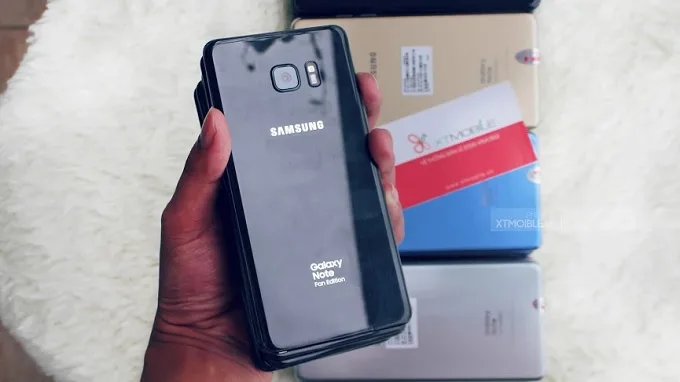 Mặt lưng Galaxy Note FE phủ kính bóng bẩy