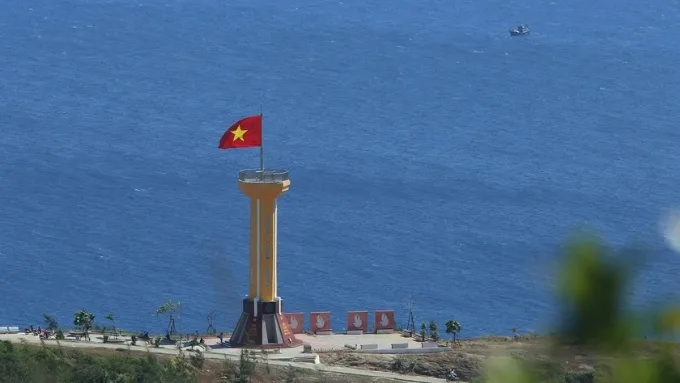 Hình nền lá cờ Việt Nam với cảnh đẹp nước nhà