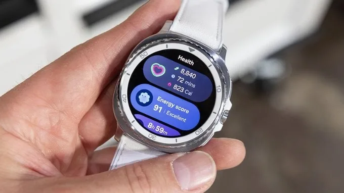 Cả hai mẫu đồng hồ đều chạy trên hệ điều hành Wear OS 6