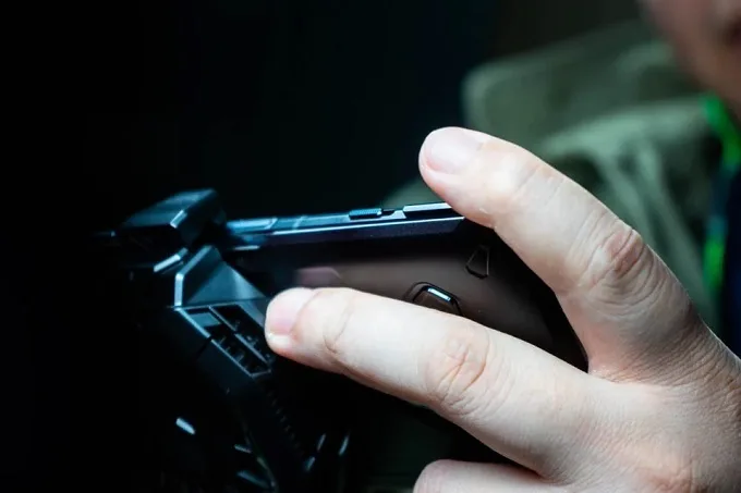 Phím phụ vật lý thò thụt trên Xiaomi Black Shark 4 Pro