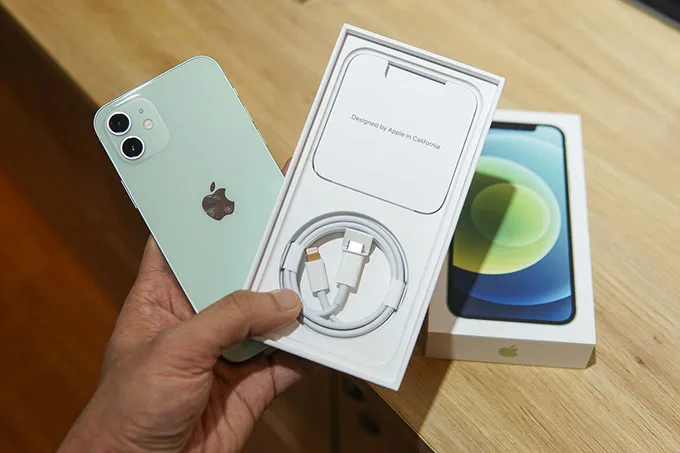 Apple và Samsung đối diện án phạt với hành vi loại bỏ củ sạc