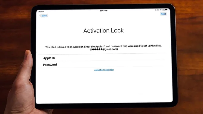 Khi người dùng đăng nhập Apple ID và bật “Tìm iPad”, thiết bị sẽ tự động liên kết với tài khoản iCloud đó