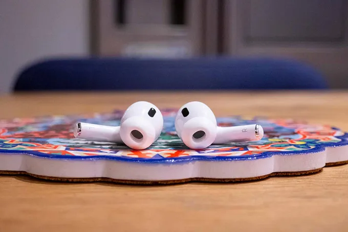 AirPods Pro 2 có cơ chế điều khiển thuận tiện hơn so với người tiền nhiệm