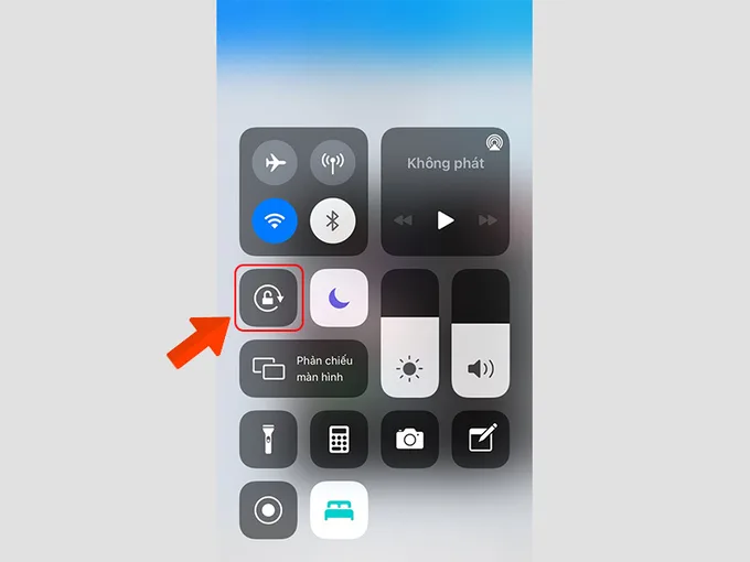 Trên các dòng iPhone X trở xuống, việc xoay màn hình vẫn rất dễ thực hiện nhờ Trung tâm điều khiển