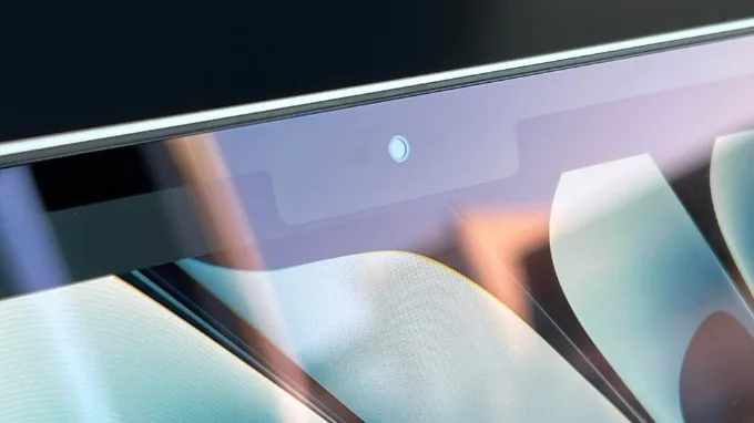 Phần notch chứa camera 12MP vẫn xuất hiện ở cạnh trên màn hình