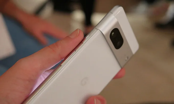 Google Pixel 7 sử dụng khung viền nhôm. nổi bật khi đặt máy ở góc nhìn nghiêng