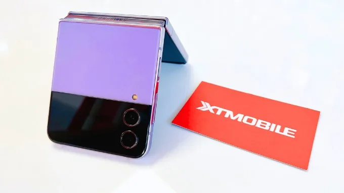 Galaxy Z Flip 4 cực nhỏ gọn