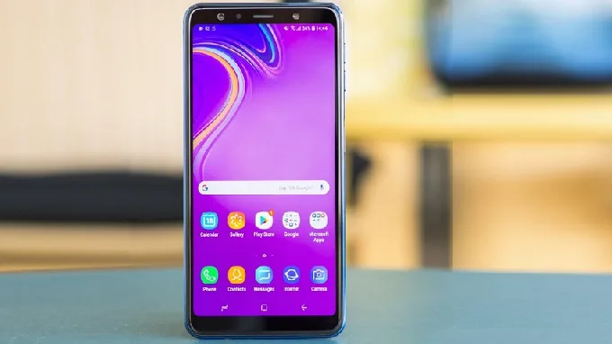Galaxy A7 2018 có màn hình khá truyền thống