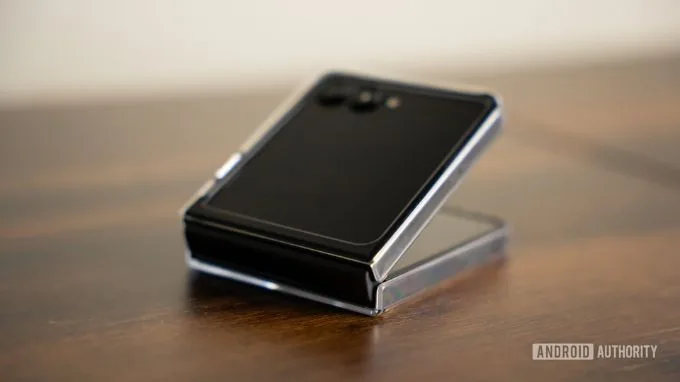Galaxy Z Flip 7 hé lộ thông tin dung lượng pin lớn hơn
