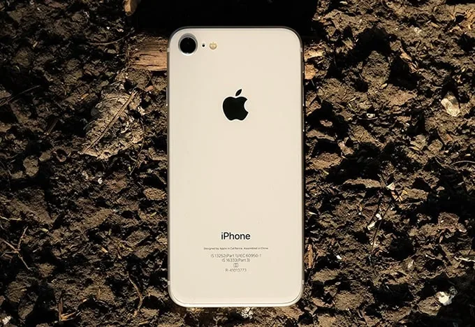 Kể từ iPhone 8 trở về sau, Apple đã sử dụng chất liệu kính cho model của mình