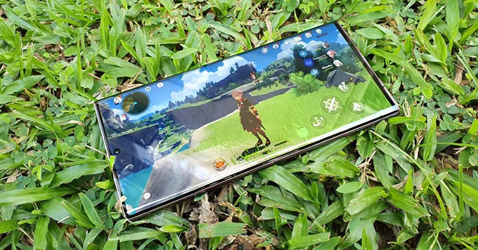 So sánh chi tiết iPhone 14 Plus 256GB và Samsung Galaxy S22 Ultra 5G 256GB: Màn hình