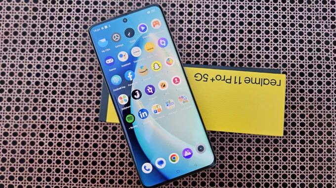 Realme 11 Pro Plus hiển thị chân thật