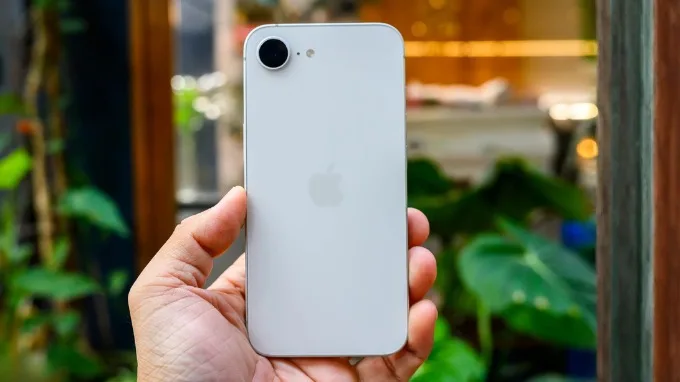 iPhone 16e màu Trắng