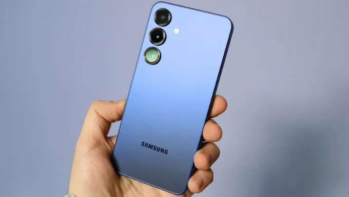Galaxy S25 được hoàn thiện theo hướng gọn nhẹ với thân máy dày chỉ 7.2mm và trọng lượng 162g