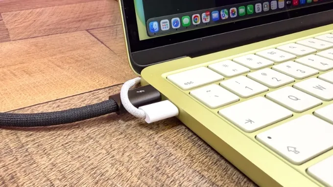 Pin là điểm khác biệt khi so sánh MacBook Neo và MacBook Air M4