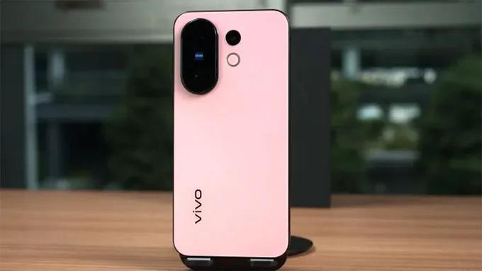 Vivo X200 FE nhỉnh hơn một chút với kính Schott Xensation và chuẩn kháng nước, bụi IP68/IP69 mạnh mẽ