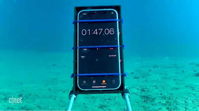 Tiếp theo là một bài thử có phần khắc nghiệt hơn là ngâm chiếc iPhone 12 của chúng ta ở độ sâu tới gần 20m trong thời gian 40p
