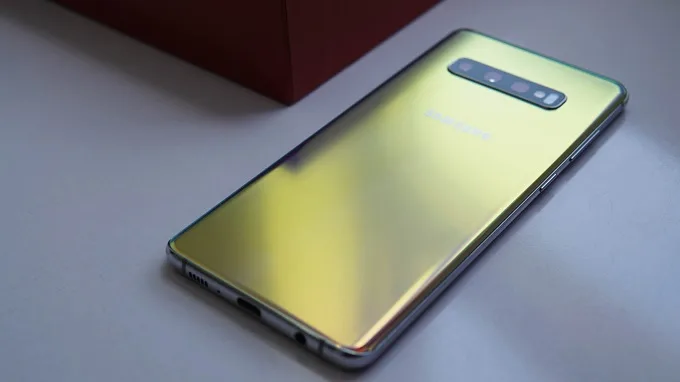 Góc nhìn này Galaxy S10 Plus Silver Prism có ánh xanh