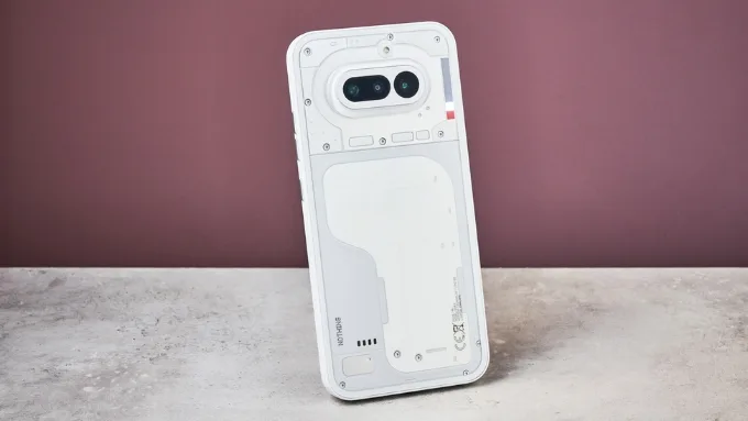 Nothing Phone (4a) gây ấn tượng mạnh với mặt lưng kính trong suốt đặc trưng