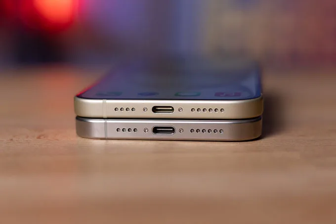 So sánh pin sạc iPhone 15 Plus và iPhone 12 Pro Max