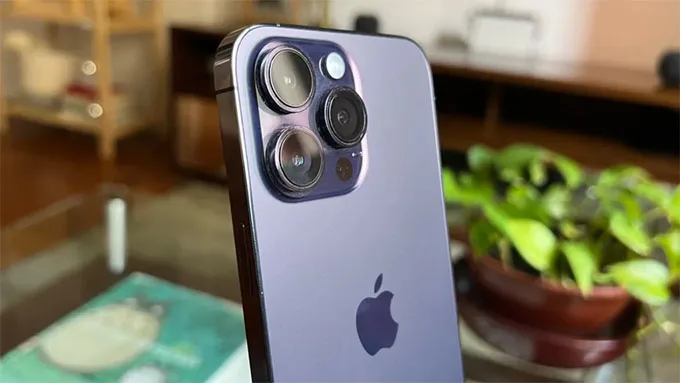 Cùng tích hợp 3 camera nhưng có sự khác biệt