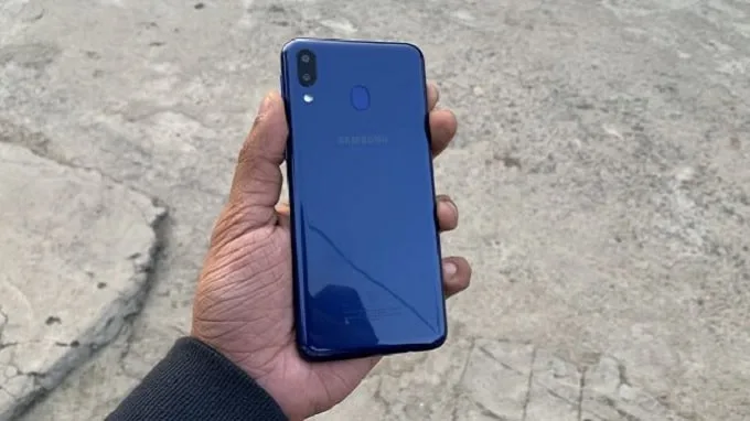 Galaxy M20 có mặt lưng nhựa không bám dấu vân tay