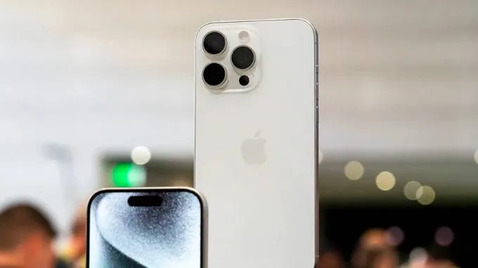 Thiết kế iPhone 15 Pro Max gây ấn tượng với khung viền titan