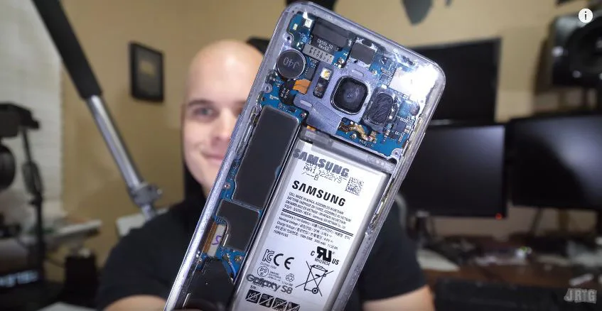 Galaxy-s8-trong-suot-bi-lot-tran-trui_7