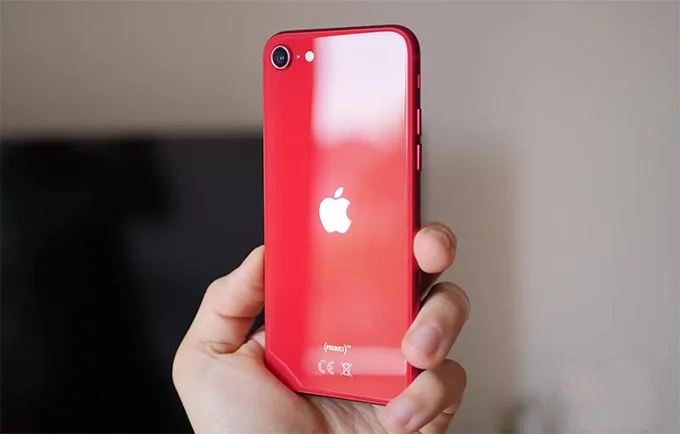 Mặt lưng iPhone SE 2022 5G được làm bằng kính bền bỉ hơn