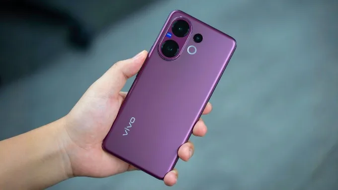 Phiên bản Vivo V60 5G màu Tím Berry tạo điểm nhấn với sắc tím trầm